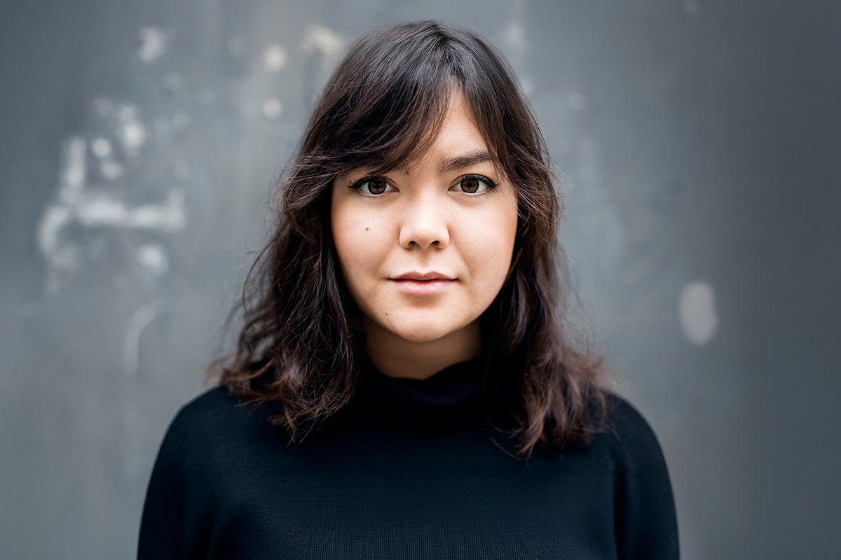 カメラを見つめる若い女性