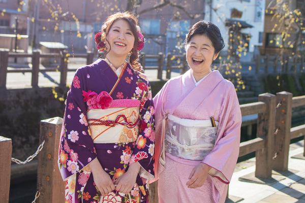 カメラに向かって微笑む 2 人の女性