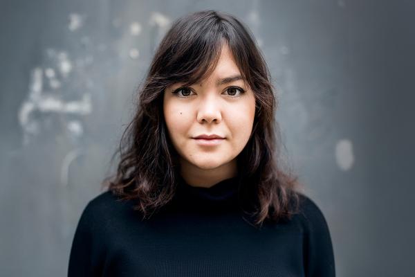 カメラを見つめる若い女性