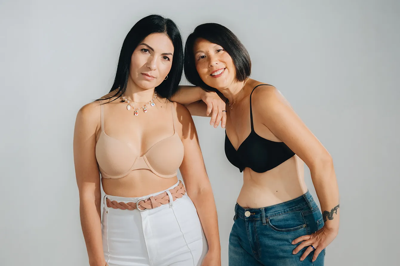 ブラジャーを着用して笑顔を見せる 2 人の女性