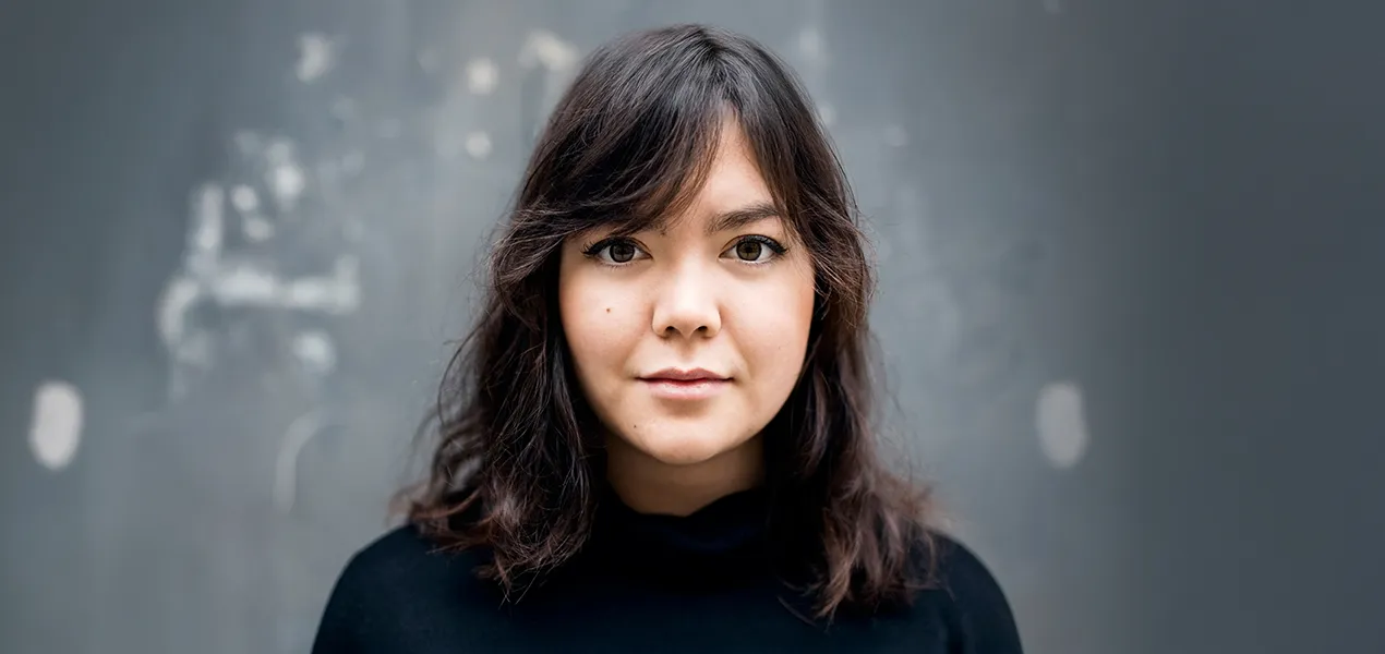 カメラを見つめる若い女性