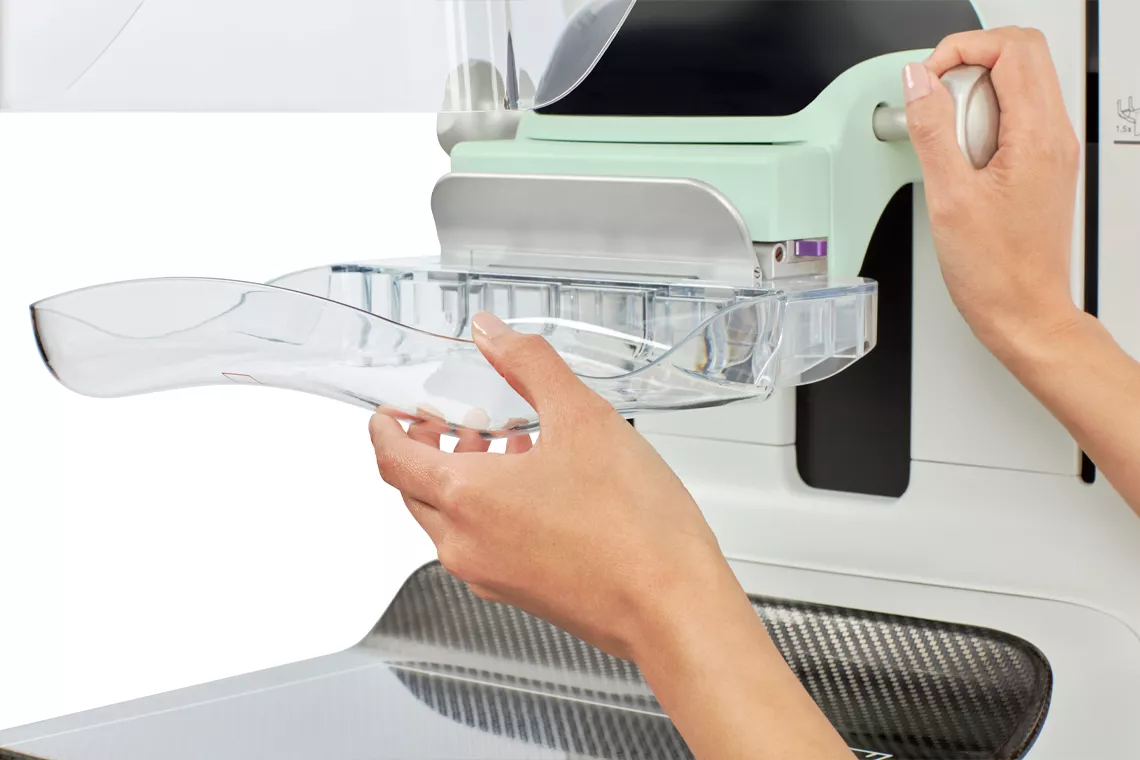 装置で両手を使って操作できる SmartCurve システム