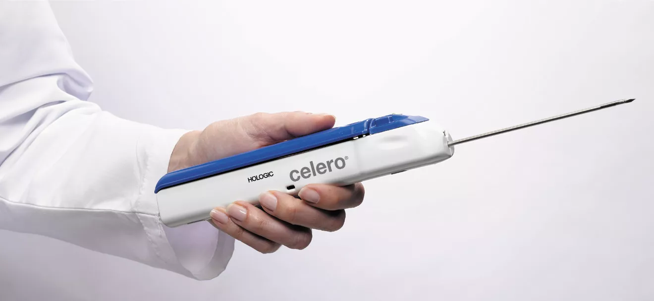 白い背景に Celero デバイスを持つ医療専門家