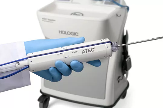 白い背景に乳房生検システム