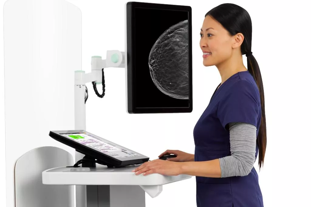 医療用タブレットを操作している医師