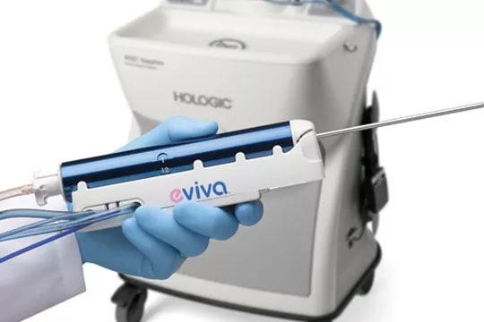 白い背景に乳房生検システム