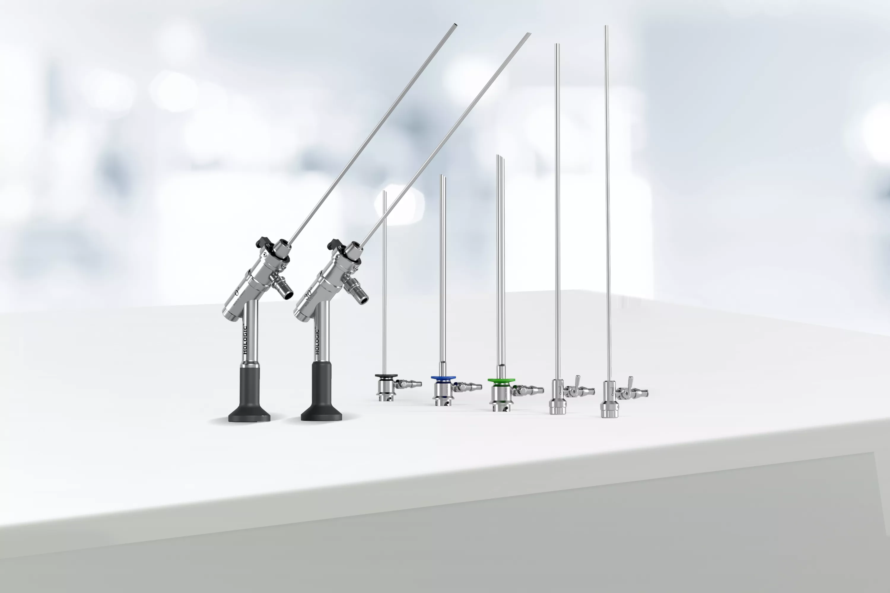 ラボのテーブルの上に置かれた医療機器。