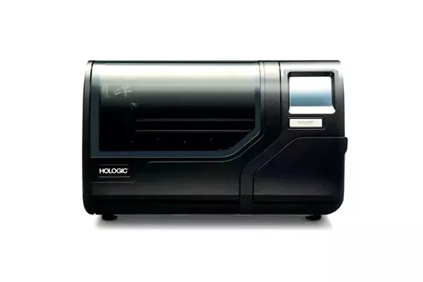 白い背景にホロジック ThinPrep 5000 プロセッサデバイス